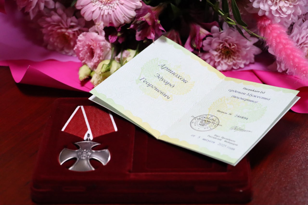 Андрей Белоусов: В администрации Рыльского района состоялась встреча с Натальей Васильевной Потаповой — матерью участника специальной военной операции Эдуарда Георгиевича Артюхова Андрей Белоусов: В администрации Рыльского района состоялась встреча с Натальей Васильевной Потаповой — матерью участника специальной военной операции Эдуарда Георгиевича Артюхова