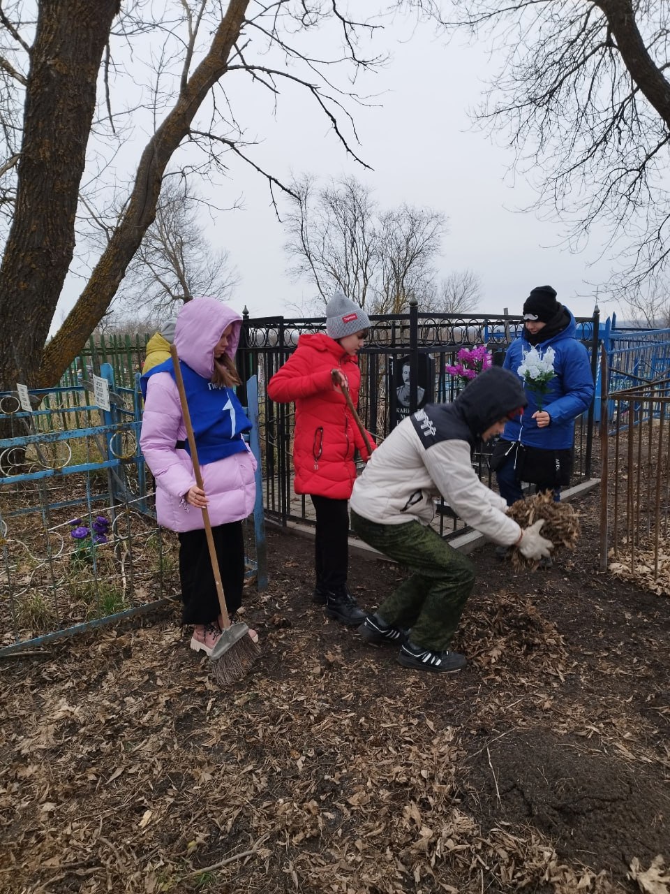 В рамках сохранения исторической памяти, юнармейцы Покровской школы и активисты первичного отделения Движения Первых с большой ответственностью провели работы по благоустройству захоронения нашего выдающегося земляка... В рамках сохранения исторической памяти, юнармейцы Покровской школы и активисты первичного отделения Движения Первых с большой ответственностью провели работы по благоустройству захоронения нашего выдающегося земляка...
