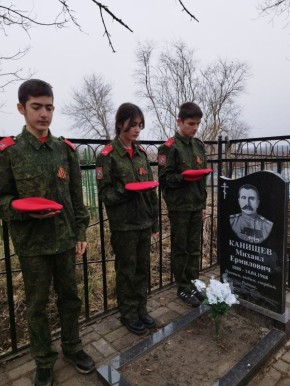 В рамках сохранения исторической памяти, юнармейцы Покровской школы и активисты первичного отделения Движения Первых с большой ответственностью провели работы по благоустройству захоронения нашего выдающегося земляка...