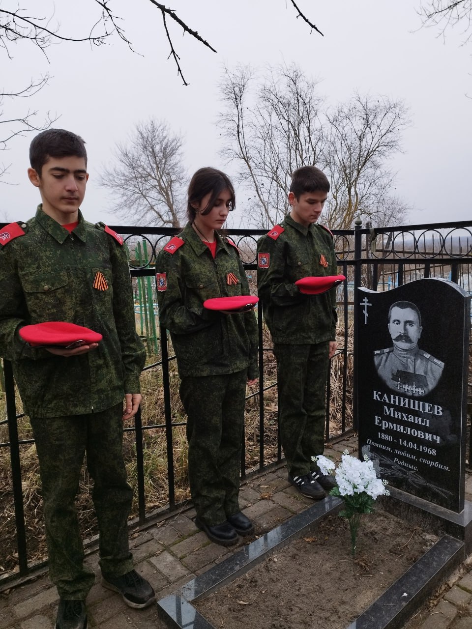 В рамках сохранения исторической памяти, юнармейцы Покровской школы и активисты первичного отделения Движения Первых с большой ответственностью провели работы по благоустройству захоронения нашего выдающегося земляка...