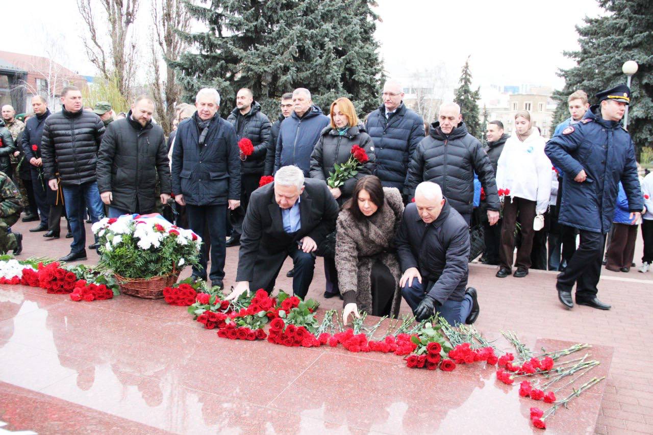 Партийцы возложили цветы в День Героев Отечества Партийцы возложили цветы в День Героев Отечества