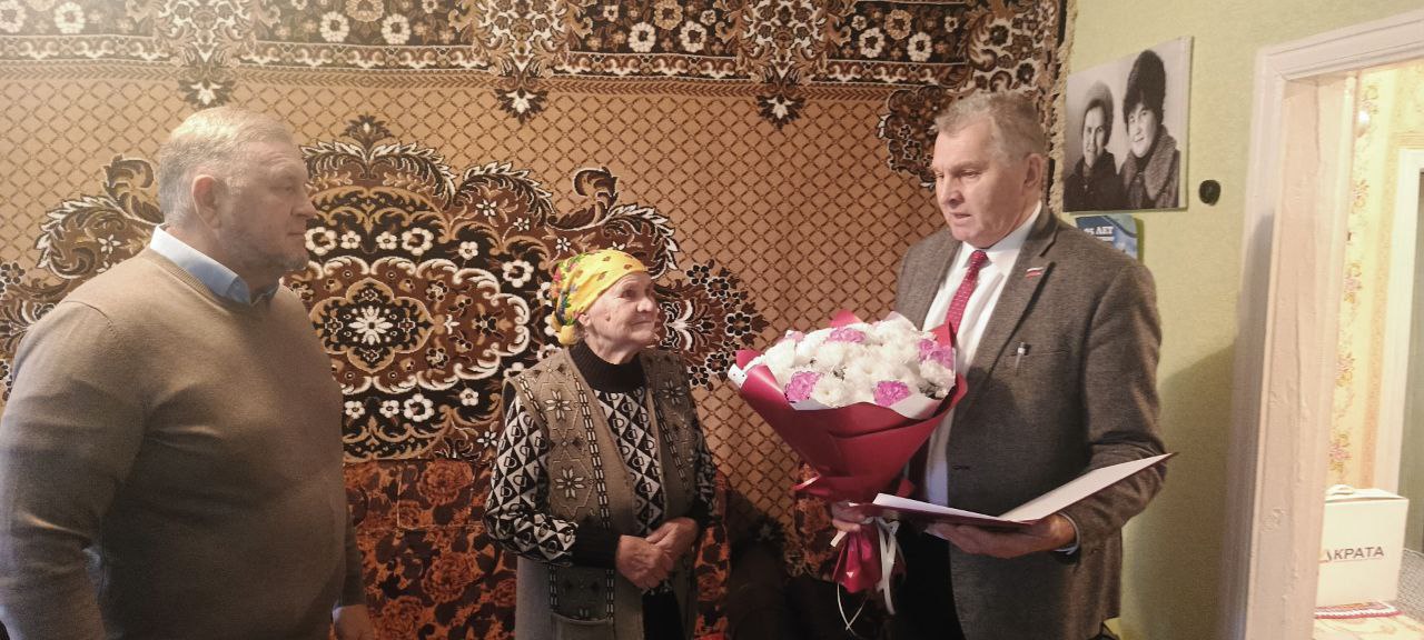 Николай Волобуев: Сегодня с главой Вишневского сельсовета Бабичевым Николаем Николаевичем в День Героев Отечества традиционно от губернатора Курской области Александра Евсеевича Хинштейна и от себя вручили приветственный... Николай Волобуев: Сегодня с главой Вишневского сельсовета Бабичевым Николаем Николаевичем в День Героев Отечества традиционно от губернатора Курской области Александра Евсеевича Хинштейна и от себя вручили приветственный...