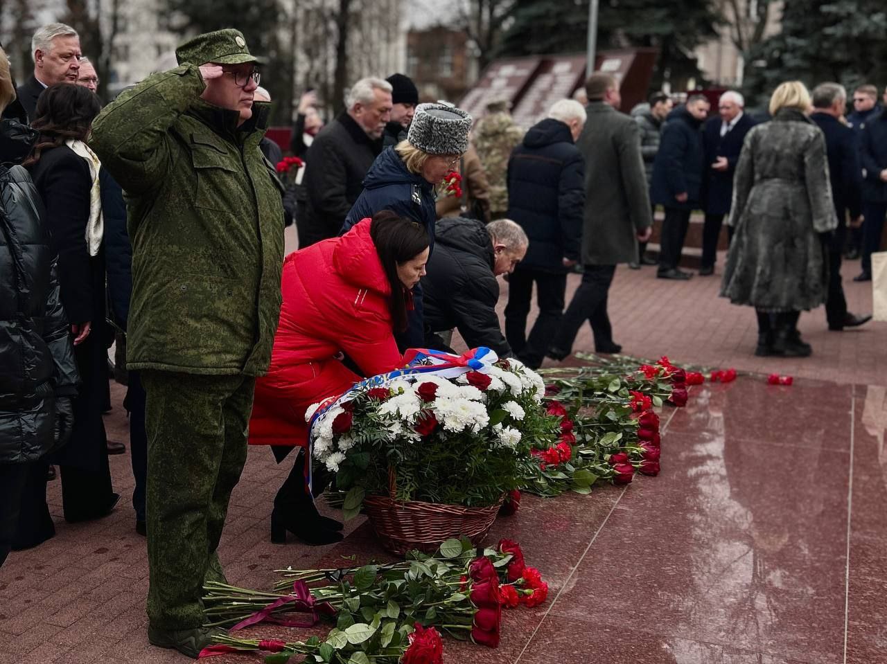 Руководитель СУ СК России по Курской области совместно с сотрудниками ведомства почтили память Героев Отечества Руководитель СУ СК России по Курской области совместно с сотрудниками ведомства почтили память Героев Отечества