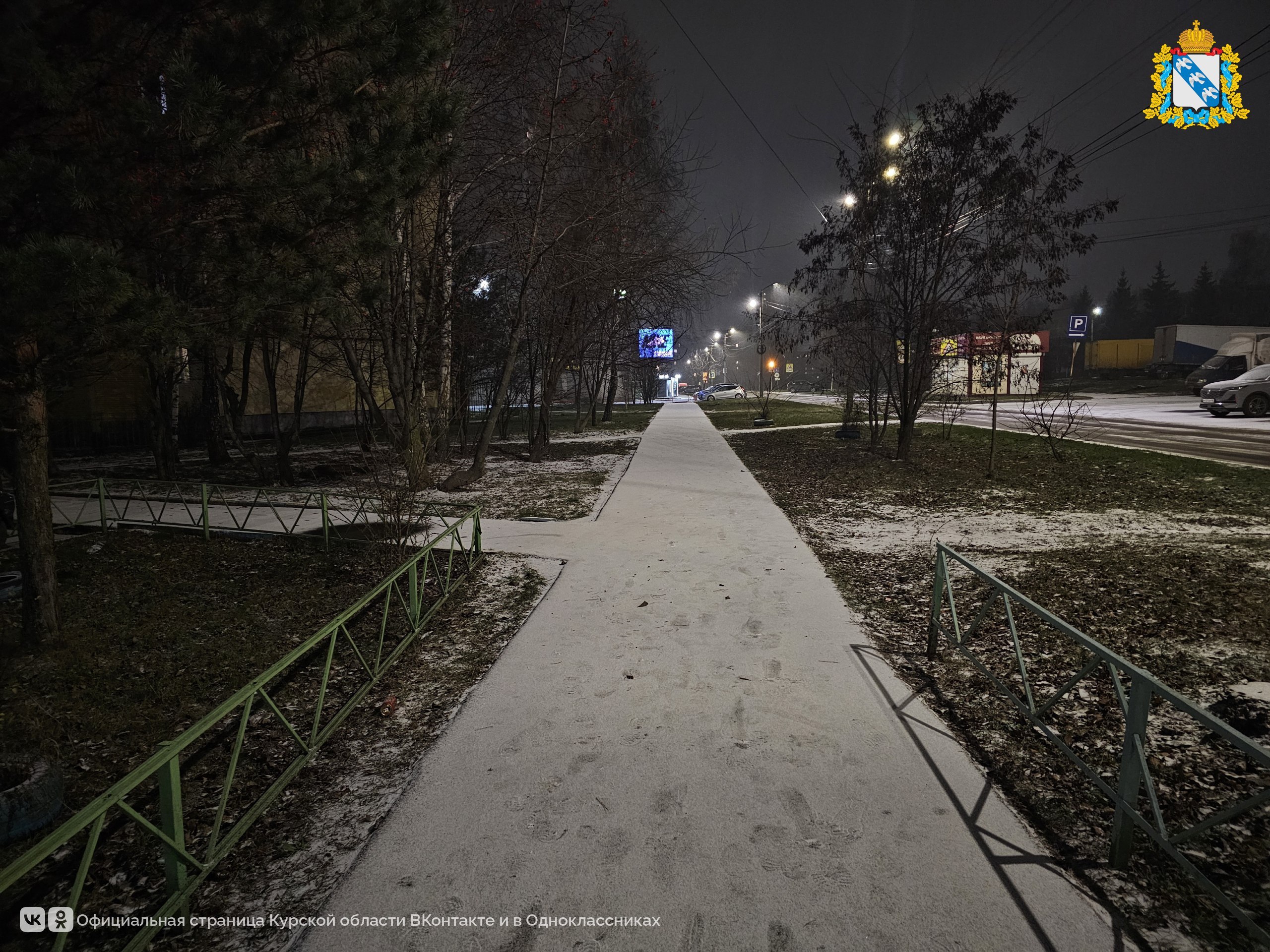 В Курске начал идти снег. Спецтехника уже выехала на дороги города В Курске начал идти снег. Спецтехника уже выехала на дороги города
