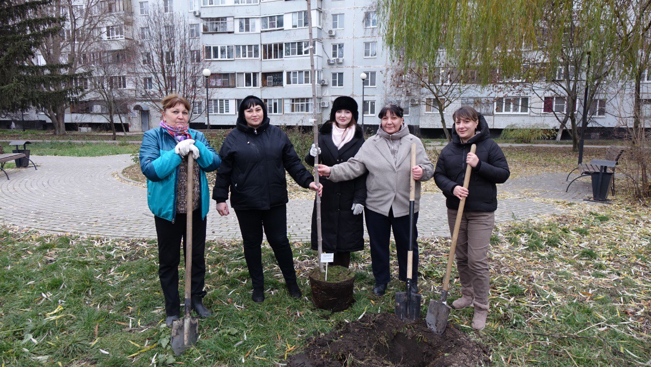 Игорь Корпунков: Сегодня – в День Героев Отечества высаживали деревья в Сквере Героев Донбасса! Игорь Корпунков: Сегодня – в День Героев Отечества высаживали деревья в Сквере Героев Донбасса!
