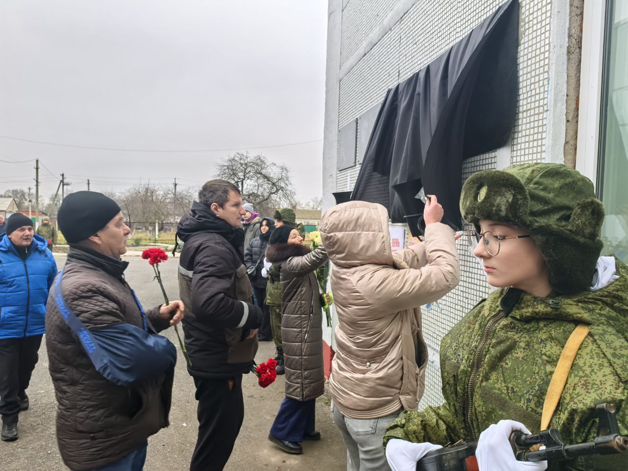 Андрей Телегин: Сегодня две памятные доски в честь погибших участников специальной военной операции из нашего района были открыты на фасаде Шумаковской средней школы Андрей Телегин: Сегодня две памятные доски в честь погибших участников специальной военной операции из нашего района были открыты на фасаде Шумаковской средней школы