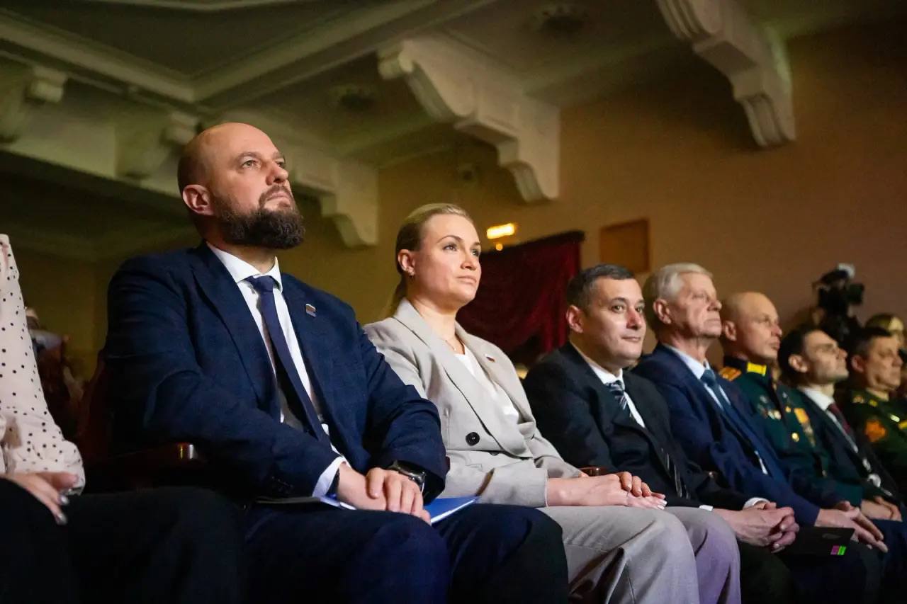 Евгений Маслов: Вместе с губернатором Александром Хинштейном принял участие в торжественной церемонии закрытия Года защитника Отечества, который ранее был объявлен Президентом России Владимиром Путиным Евгений Маслов: Вместе с губернатором Александром Хинштейном принял участие в торжественной церемонии закрытия Года защитника Отечества, который ранее был объявлен Президентом России Владимиром Путиным