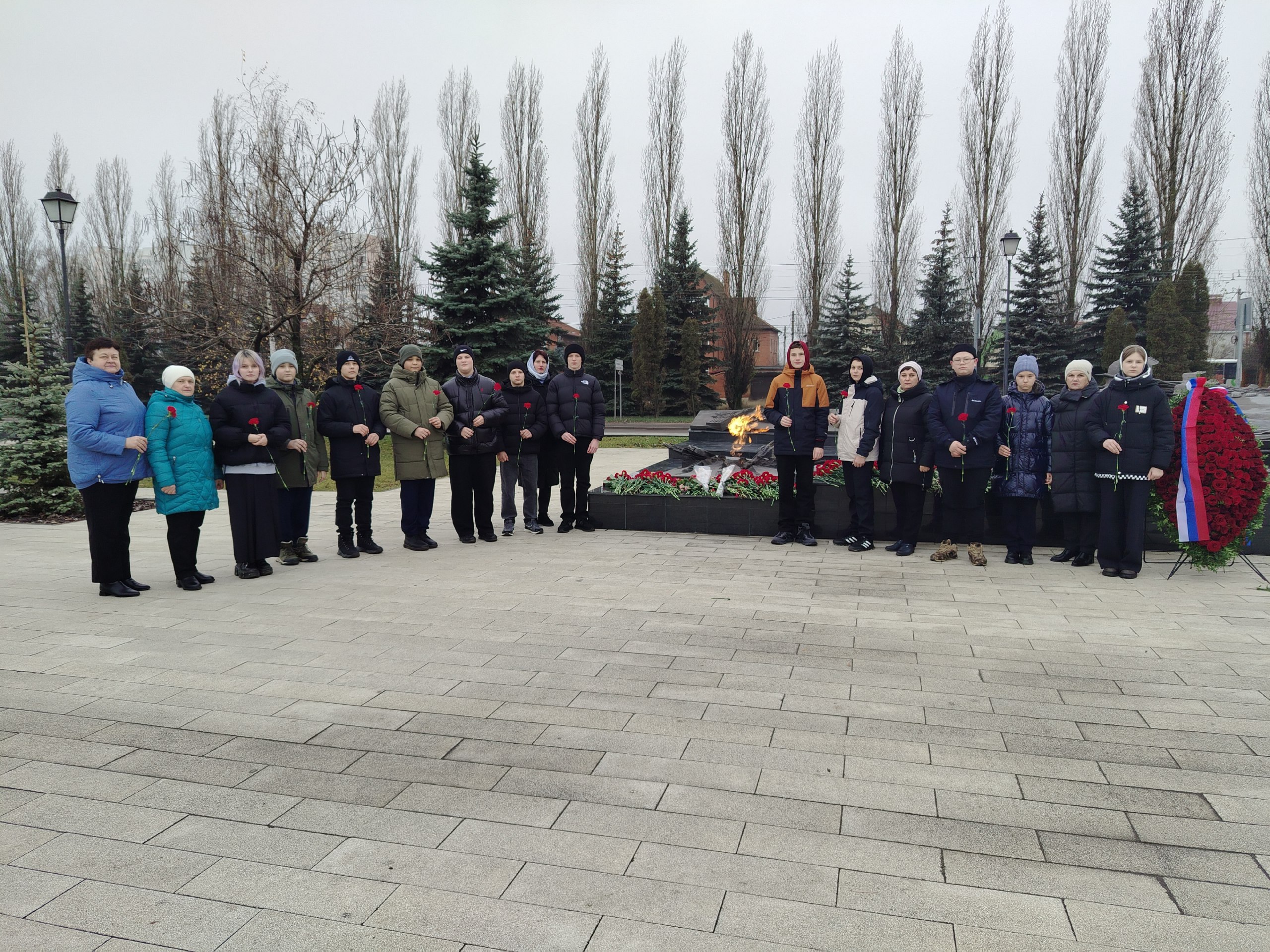3 декабря в День неизвестного солдата активисты первичного отделения Движения первых и педагоги Черкасскопореченской средней общеобразовательной школы возложили красные гвоздики к Вечному огню на Мемориале «Курская дуга»... 3 декабря в День неизвестного солдата активисты первичного отделения Движения первых и педагоги Черкасскопореченской средней общеобразовательной школы возложили красные гвоздики к Вечному огню на Мемориале «Курская дуга»...