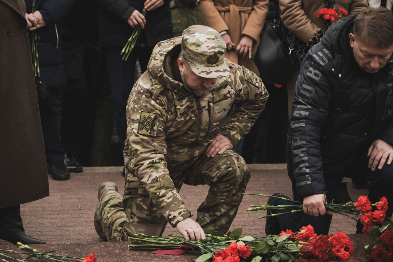 В День Героев Отечества куряне возложили цветы и венки В День Героев Отечества куряне возложили цветы и венки