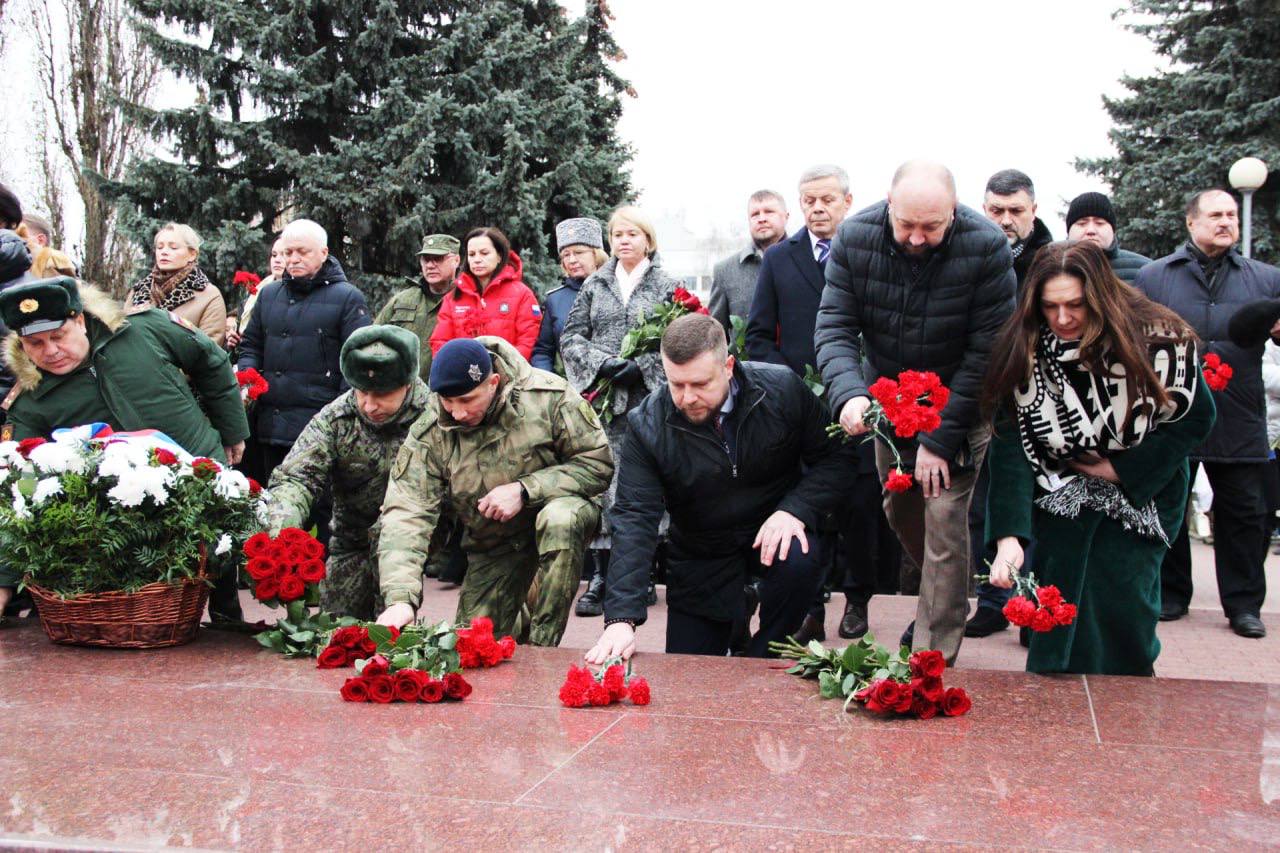 Партийцы возложили цветы в День Героев Отечества Партийцы возложили цветы в День Героев Отечества