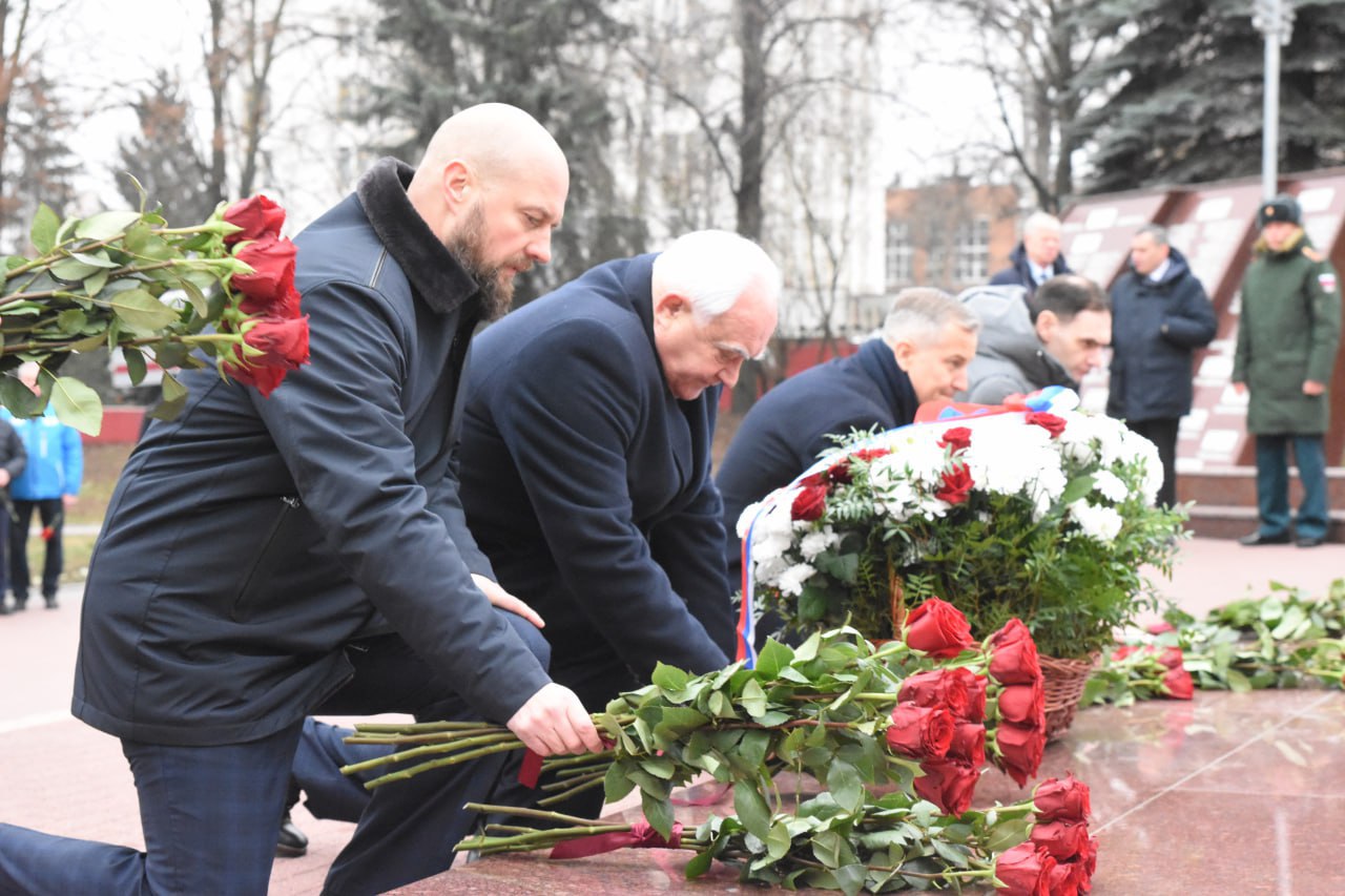 Сегодня, в День Героев Отечества, жители Курска собрались у мемориала "Скорбящей матери" в Пролетарском сквере, чтобы отдать дань уважения тем, кто ценой своей жизни защищал нашу страну Сегодня, в День Героев Отечества, жители Курска собрались у мемориала "Скорбящей матери" в Пролетарском сквере, чтобы отдать дань уважения тем, кто ценой своей жизни защищал нашу страну