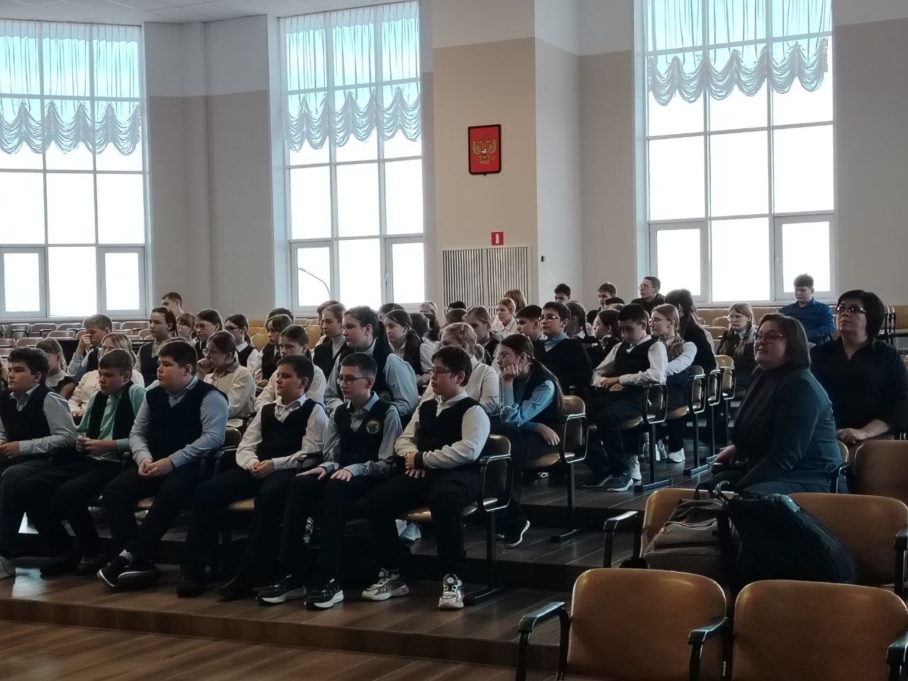 Знать, чтобы помнить!. В преддверии Дня Героев Отечества в Медвенской школе состоялась встреча с командиром поискового отряда «Курган» А. В. Сотниковым и председателем Совета ветеранов Л. А. Голубевой учеников 5-8 классов Знать, чтобы помнить!. В преддверии Дня Героев Отечества в Медвенской школе состоялась встреча с командиром поискового отряда «Курган» А. В. Сотниковым и председателем Совета ветеранов Л. А. Голубевой учеников 5-8 классов