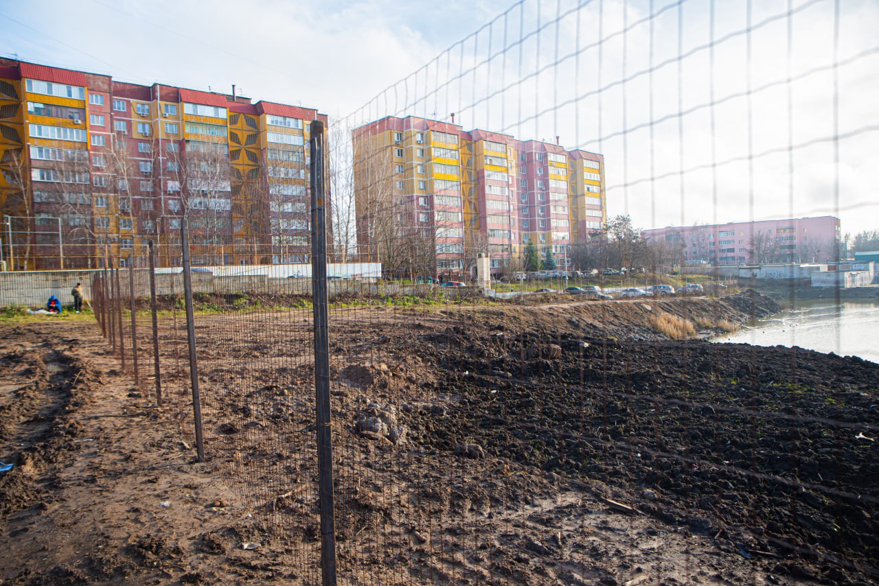 Небезопасную для курян зону в сквере на Студенческой оградили Небезопасную для курян зону в сквере на Студенческой оградили