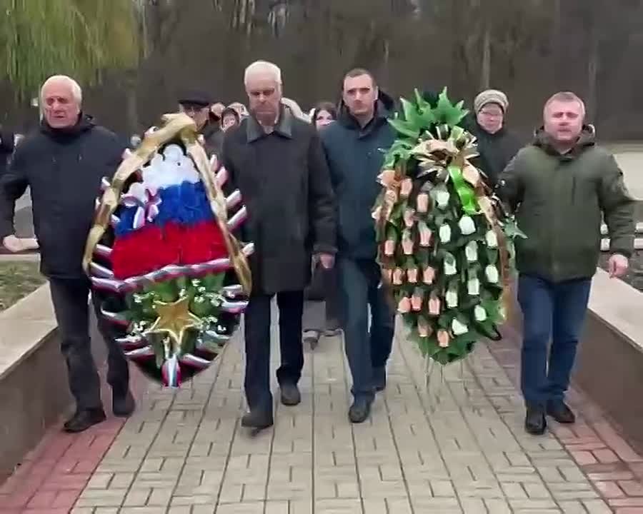 В День Героев Отечества сотрудники администрации Суджанского района возложили цветы к Вечному Огню на территории Соловьиной рощи