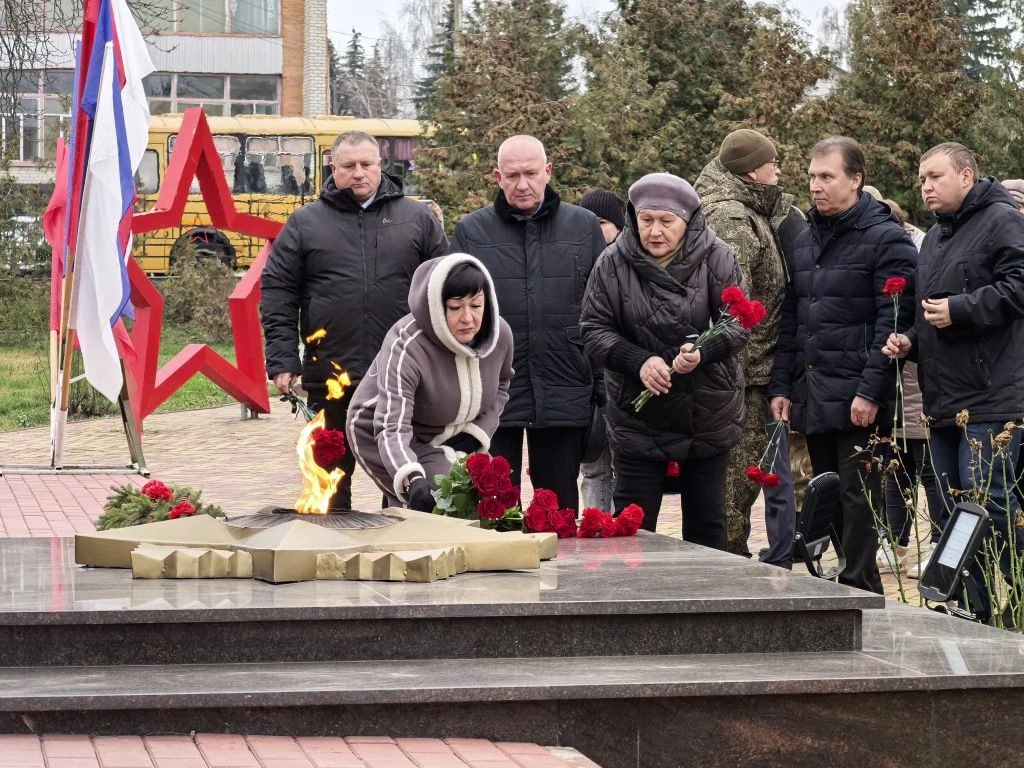 Виктор Катунин: Сегодня у Вечного огня на площади Героев отдали дань памяти нашим Героям, Героям войны Великой Отечественной и Героям современности Виктор Катунин: Сегодня у Вечного огня на площади Героев отдали дань памяти нашим Героям, Героям войны Великой Отечественной и Героям современности