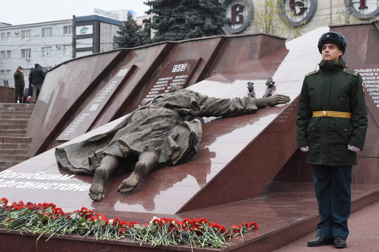 Сегодня, в День Героев Отечества, жители Курска собрались у мемориала "Скорбящей матери" в Пролетарском сквере, чтобы отдать дань уважения тем, кто ценой своей жизни защищал нашу страну Сегодня, в День Героев Отечества, жители Курска собрались у мемориала "Скорбящей матери" в Пролетарском сквере, чтобы отдать дань уважения тем, кто ценой своей жизни защищал нашу страну