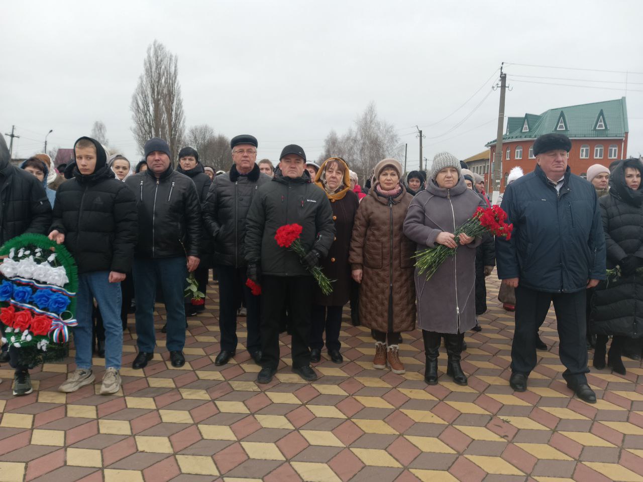Геннадий Енютин: На площади Героев в п.Солнцево сегодня состоялся митинг и возложение цветов и венков к «вечному огню», братской могиле и стелам Героев Советского Союза и полных кавалеров ордена Славы Геннадий Енютин: На площади Героев в п.Солнцево сегодня состоялся митинг и возложение цветов и венков к «вечному огню», братской могиле и стелам Героев Советского Союза и полных кавалеров ордена Славы
