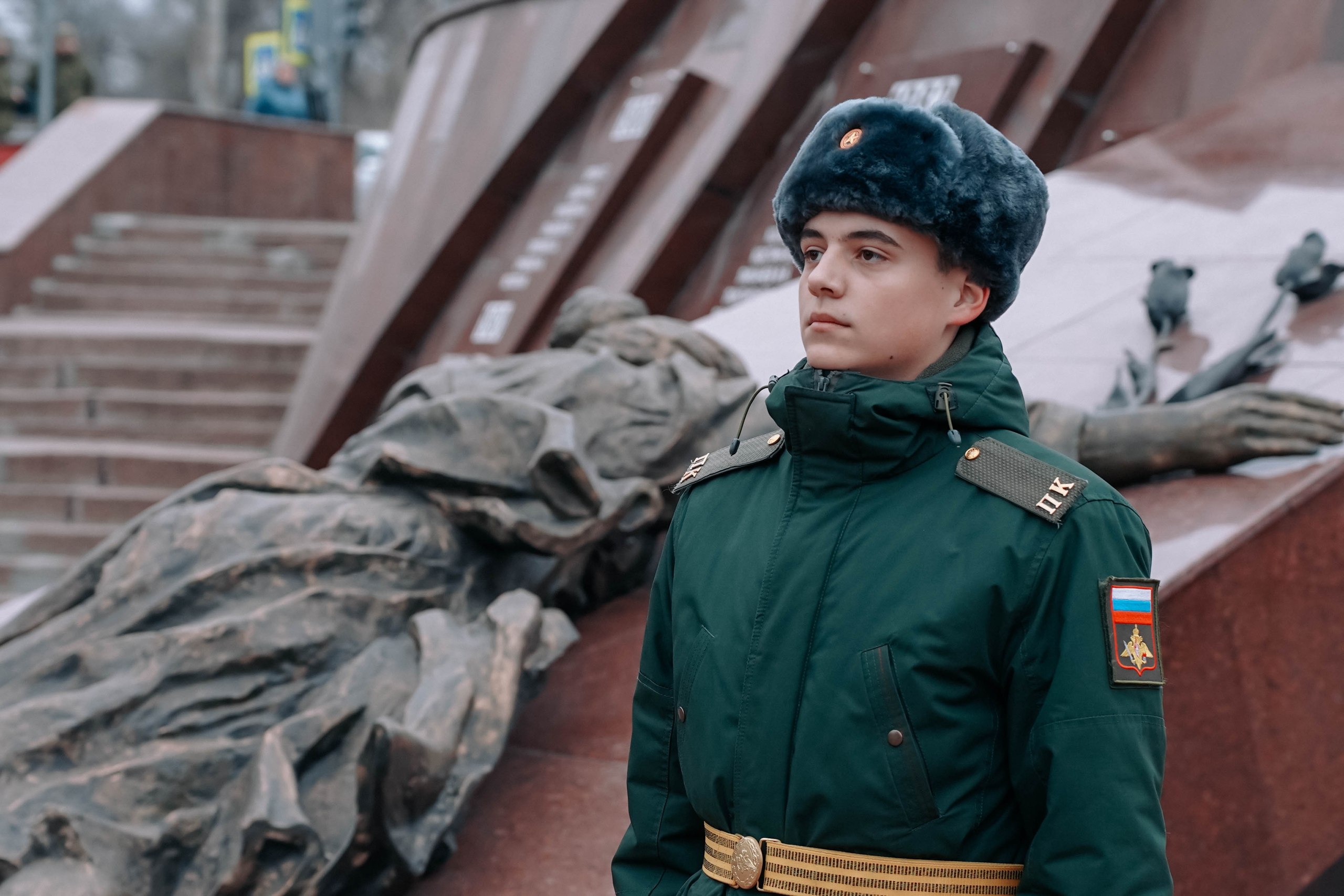 Сегодня в Георгиевском сквере состоялось торжественное возложение цветов, посвященное Дню Героев Отечества