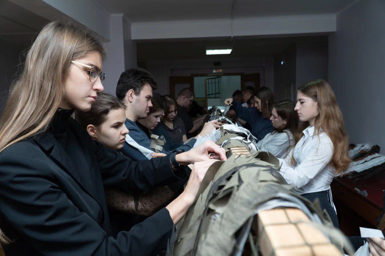 Студенты Курского государственного аграрного университета присоединились к Всероссийской акции «День единых действий», приуроченной к празднованию Дня Героев Отечества Студенты Курского государственного аграрного университета присоединились к Всероссийской акции «День единых действий», приуроченной к празднованию Дня Героев Отечества