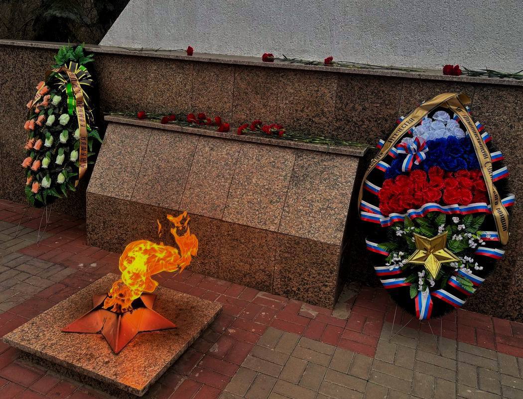 В День Героев Отечества сотрудники администрации Суджанского района возложили цветы к Вечному Огню на территории Соловьиной рощи В День Героев Отечества сотрудники администрации Суджанского района возложили цветы к Вечному Огню на территории Соловьиной рощи