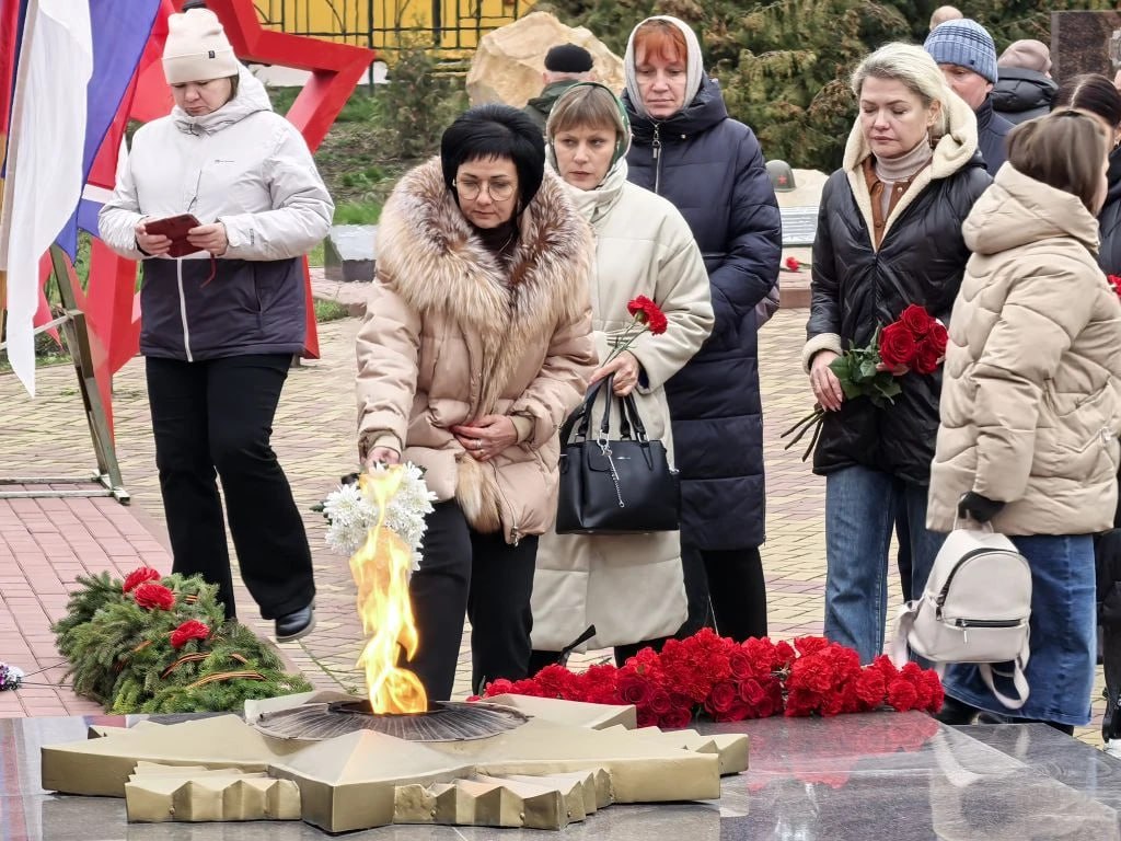 Виктор Катунин: Сегодня у Вечного огня на площади Героев отдали дань памяти нашим Героям, Героям войны Великой Отечественной и Героям современности Виктор Катунин: Сегодня у Вечного огня на площади Героев отдали дань памяти нашим Героям, Героям войны Великой Отечественной и Героям современности