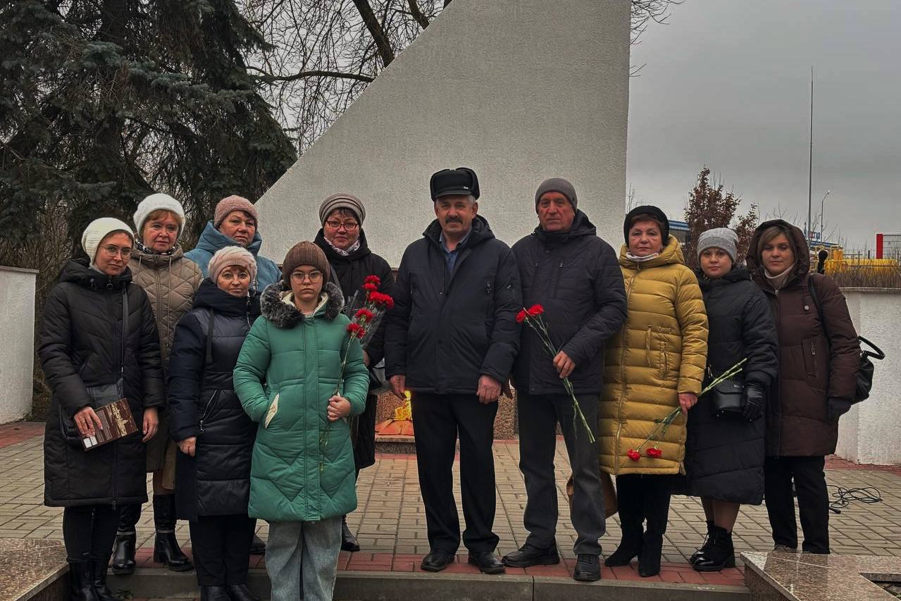 В День Героев Отечества сотрудники администрации Суджанского района возложили цветы к Вечному Огню на территории Соловьиной рощи В День Героев Отечества сотрудники администрации Суджанского района возложили цветы к Вечному Огню на территории Соловьиной рощи