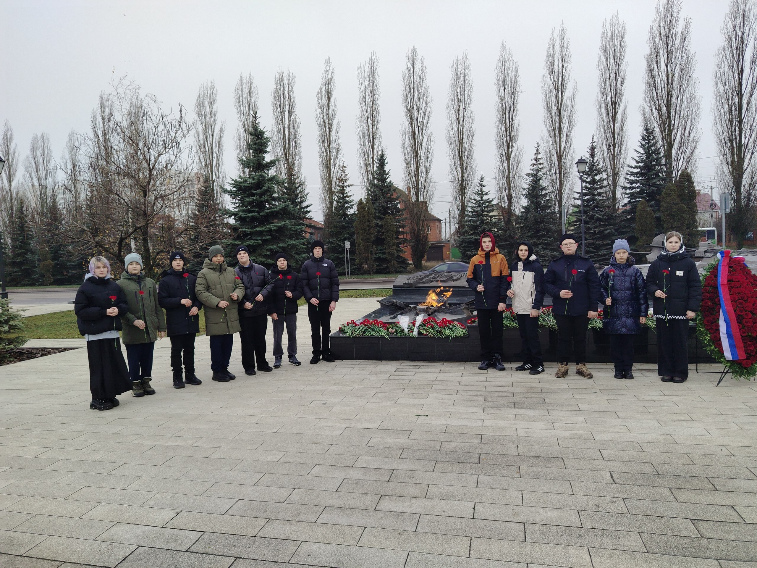 3 декабря в День неизвестного солдата активисты первичного отделения Движения первых и педагоги Черкасскопореченской средней общеобразовательной школы возложили красные гвоздики к Вечному огню на Мемориале «Курская дуга»... 3 декабря в День неизвестного солдата активисты первичного отделения Движения первых и педагоги Черкасскопореченской средней общеобразовательной школы возложили красные гвоздики к Вечному огню на Мемориале «Курская дуга»...