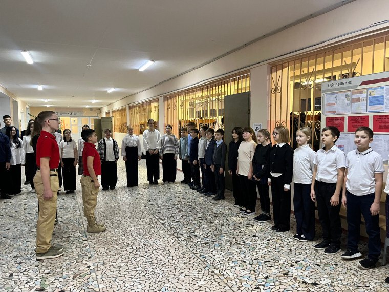 Учебная неделя в Лицее №3 началась с торжественной церемонии выноса государственного флага Российской Федерации и с разговоров о важном по теме: «Россия - страна победителей. Ко Дню Героев Отечества»