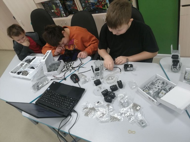 В центре цифрового образования детей «IT-куб», созданном на базе лицея № 14 города Железногорска, благодаря национальному проекту «Молодежь и дети», инициированного Президентом Российской Федерации Владимиром Путиным, прошел... В центре цифрового образования детей «IT-куб», созданном на базе лицея № 14 города Железногорска, благодаря национальному проекту «Молодежь и дети», инициированного Президентом Российской Федерации Владимиром Путиным, прошел...