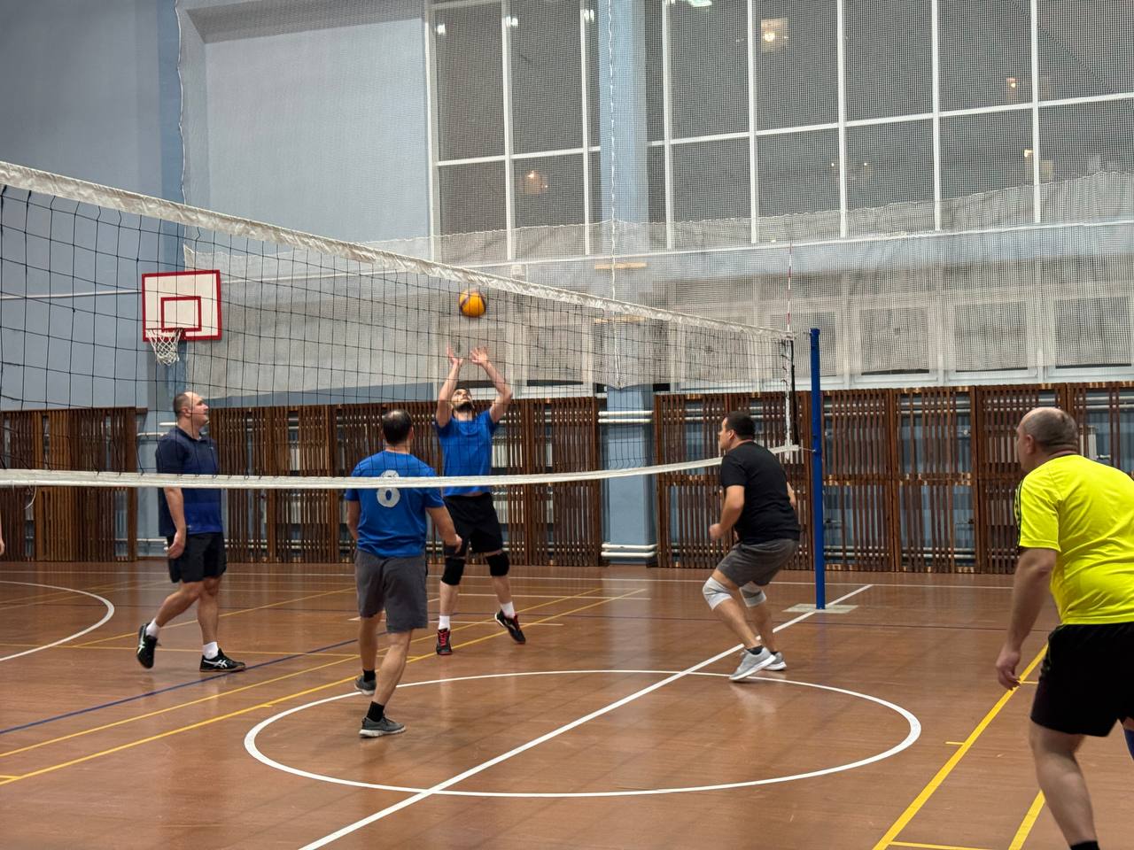 В преддверии Дня Конституции сотрудники полиции Железногорска совместно с представителями судебной системы провели товарищеский матч по волейболу В преддверии Дня Конституции сотрудники полиции Железногорска совместно с представителями судебной системы провели товарищеский матч по волейболу