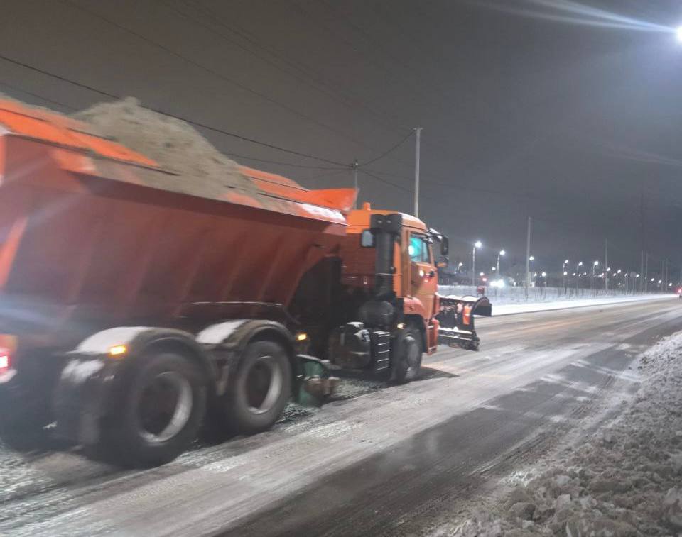 В Курске коммунальщики всю ночь расчищали снег В Курске коммунальщики всю ночь расчищали снег