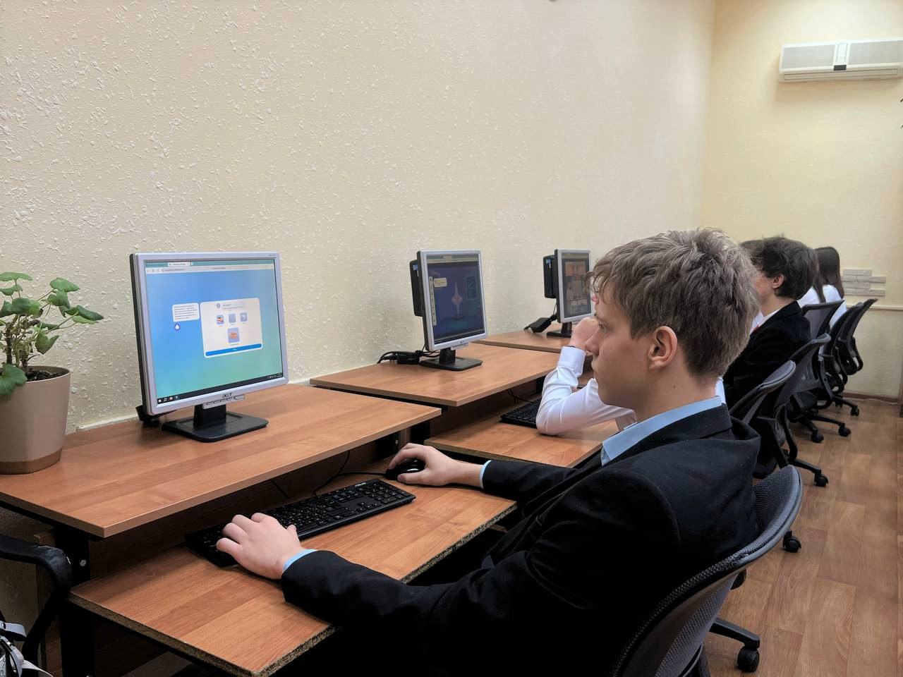 Сегодня в МБОУ «Гимназия № 4» города Курска прошел «Урок цифры» на тему «Дело в чате: эволюция нейросетей и цифровая безопасность» Сегодня в МБОУ «Гимназия № 4» города Курска прошел «Урок цифры» на тему «Дело в чате: эволюция нейросетей и цифровая безопасность»