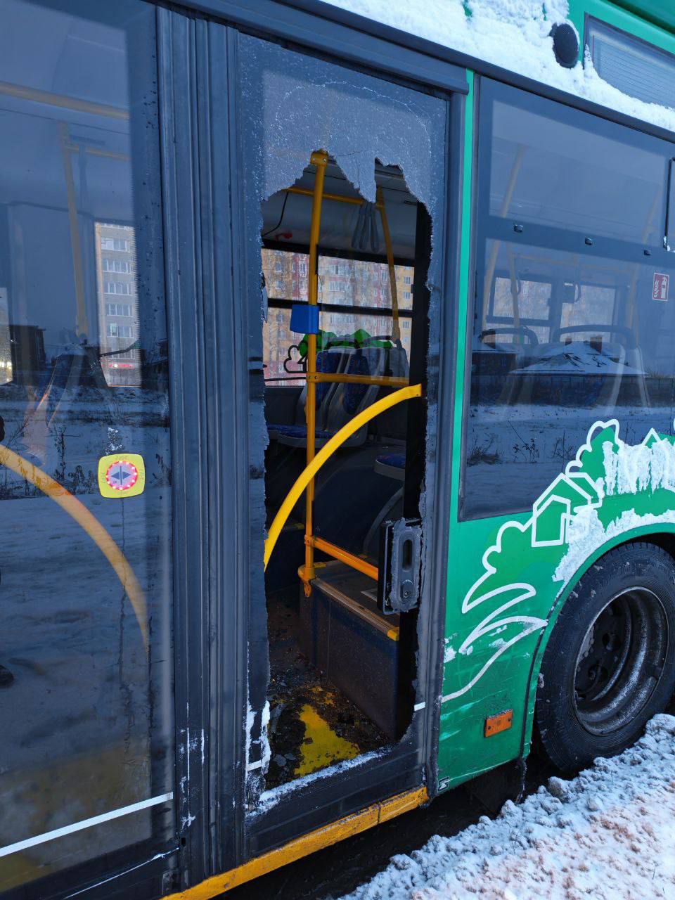 С утра куряне обеспокоены тем, что в тестовом троллейбусе-гармошке разбито стекло задней двери С утра куряне обеспокоены тем, что в тестовом троллейбусе-гармошке разбито стекло задней двери