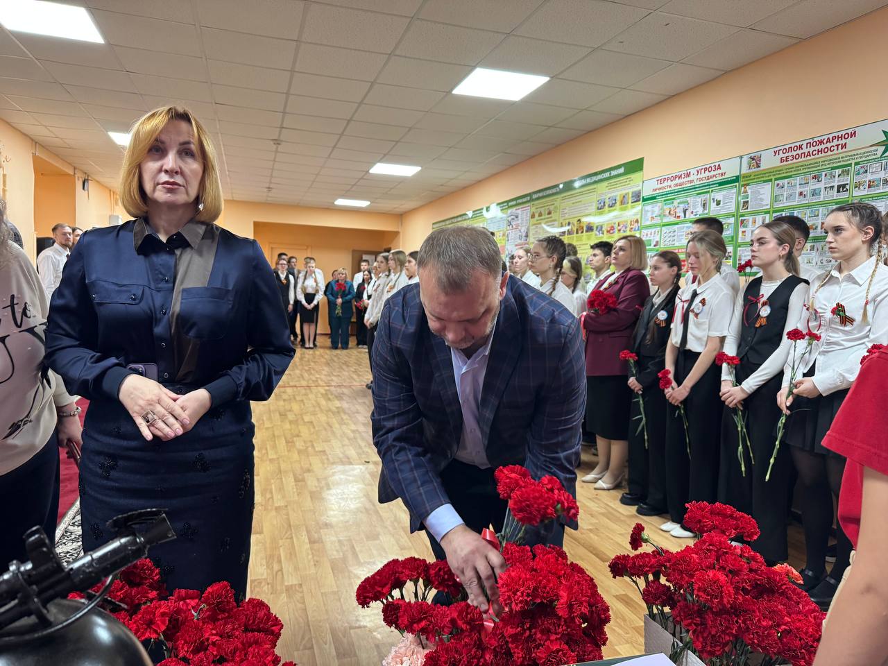 В школе № 22 Курска открыли «Парту Героя» и стенд «Герои нашего времени» В школе № 22 Курска открыли «Парту Героя» и стенд «Герои нашего времени»