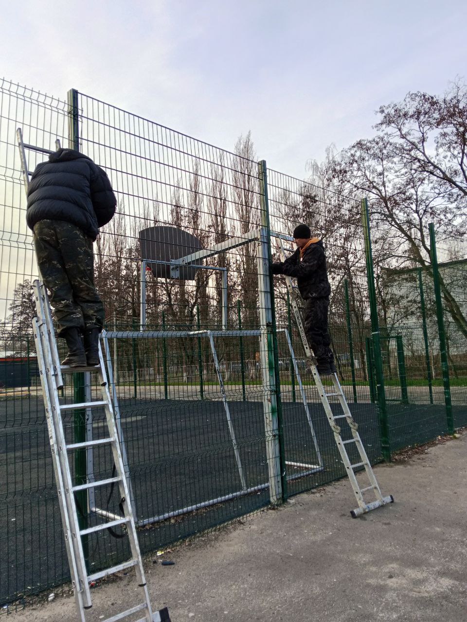 В сквере «Ассоль» специалисты отремонтировали ограждение В сквере «Ассоль» специалисты отремонтировали ограждение