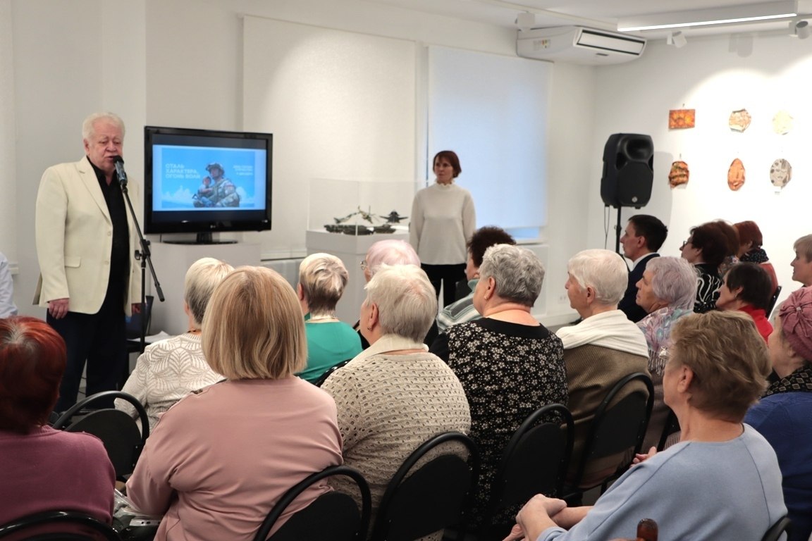 «Гимн героям России» - так называлась музыкально-поэтическая гостиная, посвященная Дню героев Отечества, которая состоялась в Железногорском краеведческом музее «Гимн героям России» - так называлась музыкально-поэтическая гостиная, посвященная Дню героев Отечества, которая состоялась в Железногорском краеведческом музее