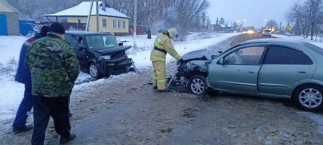 В лобовой аварии под Курском ранены четыре человека