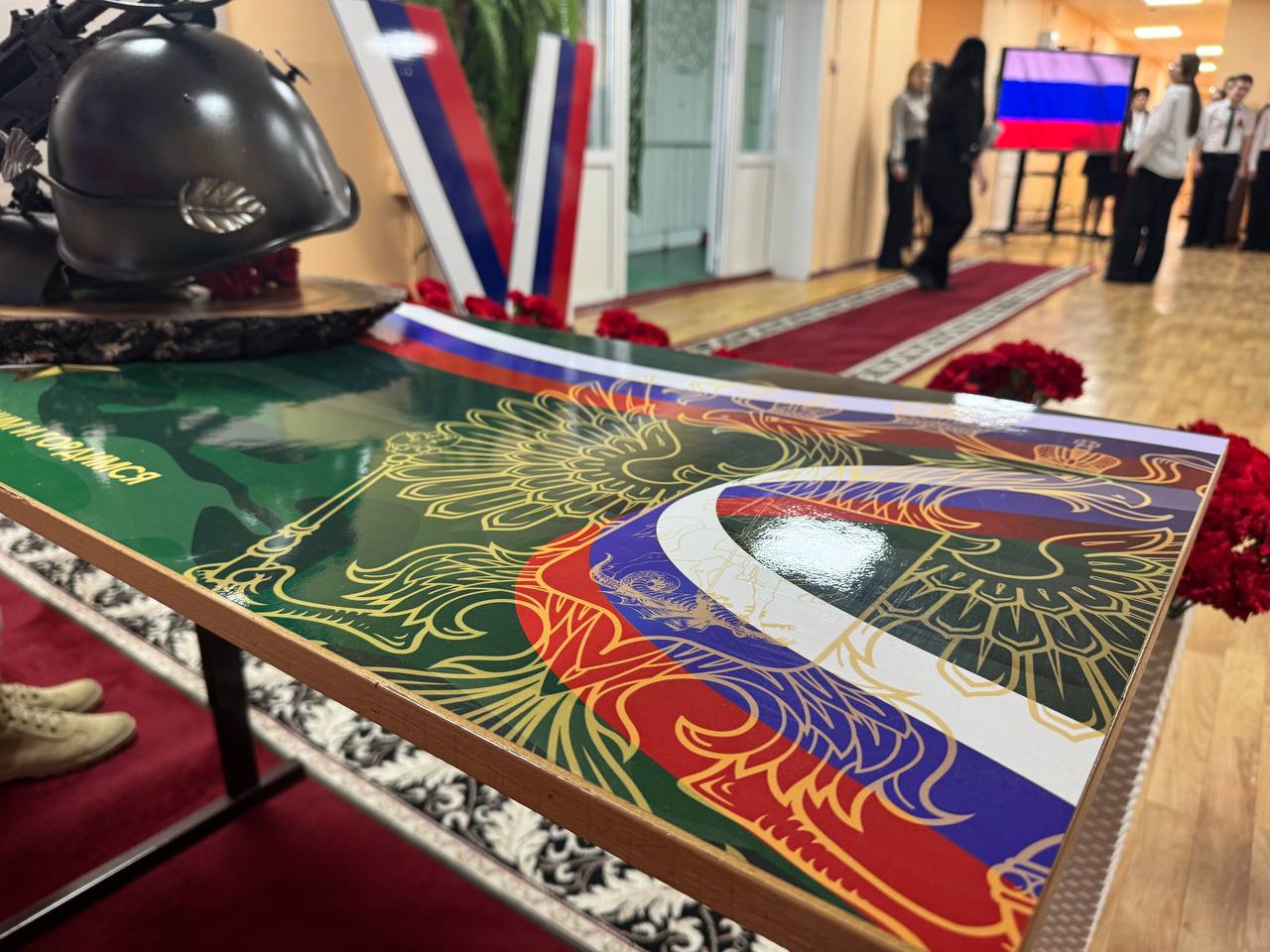 В школе № 22 Курска открыли «Парту Героя» и стенд «Герои нашего времени» В школе № 22 Курска открыли «Парту Героя» и стенд «Герои нашего времени»