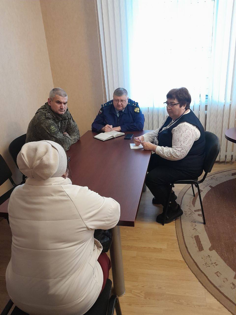 Прокурор Обоянского района провел личный прием участников специальной военной операции Прокурор Обоянского района провел личный прием участников специальной военной операции