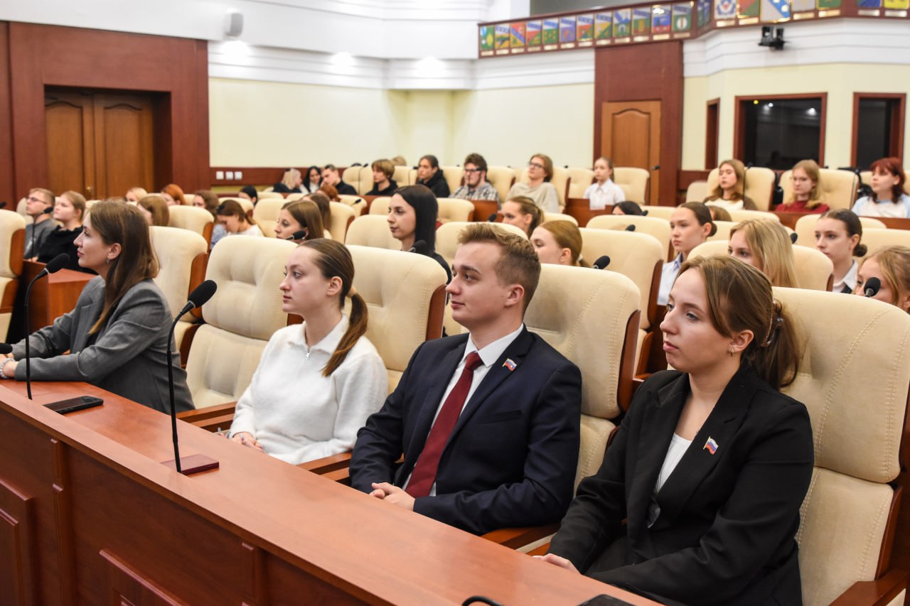 В День Героев Отечества в Курской областной Думе прошла встреча певца и депутата Мосгордумы Родиона Газманова с молодёжным активом региона В День Героев Отечества в Курской областной Думе прошла встреча певца и депутата Мосгордумы Родиона Газманова с молодёжным активом региона