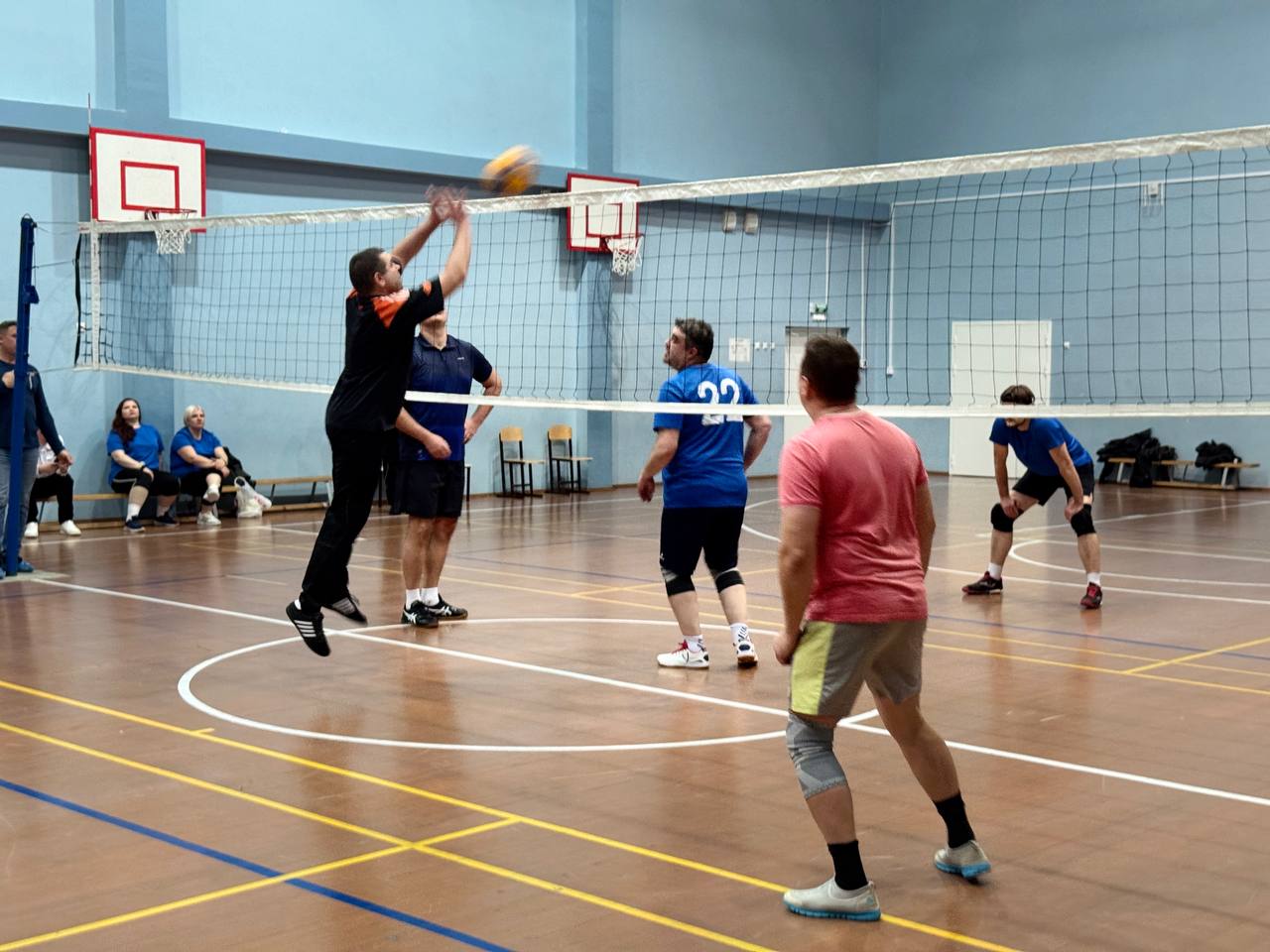 В преддверии Дня Конституции сотрудники полиции Железногорска совместно с представителями судебной системы провели товарищеский матч по волейболу В преддверии Дня Конституции сотрудники полиции Железногорска совместно с представителями судебной системы провели товарищеский матч по волейболу