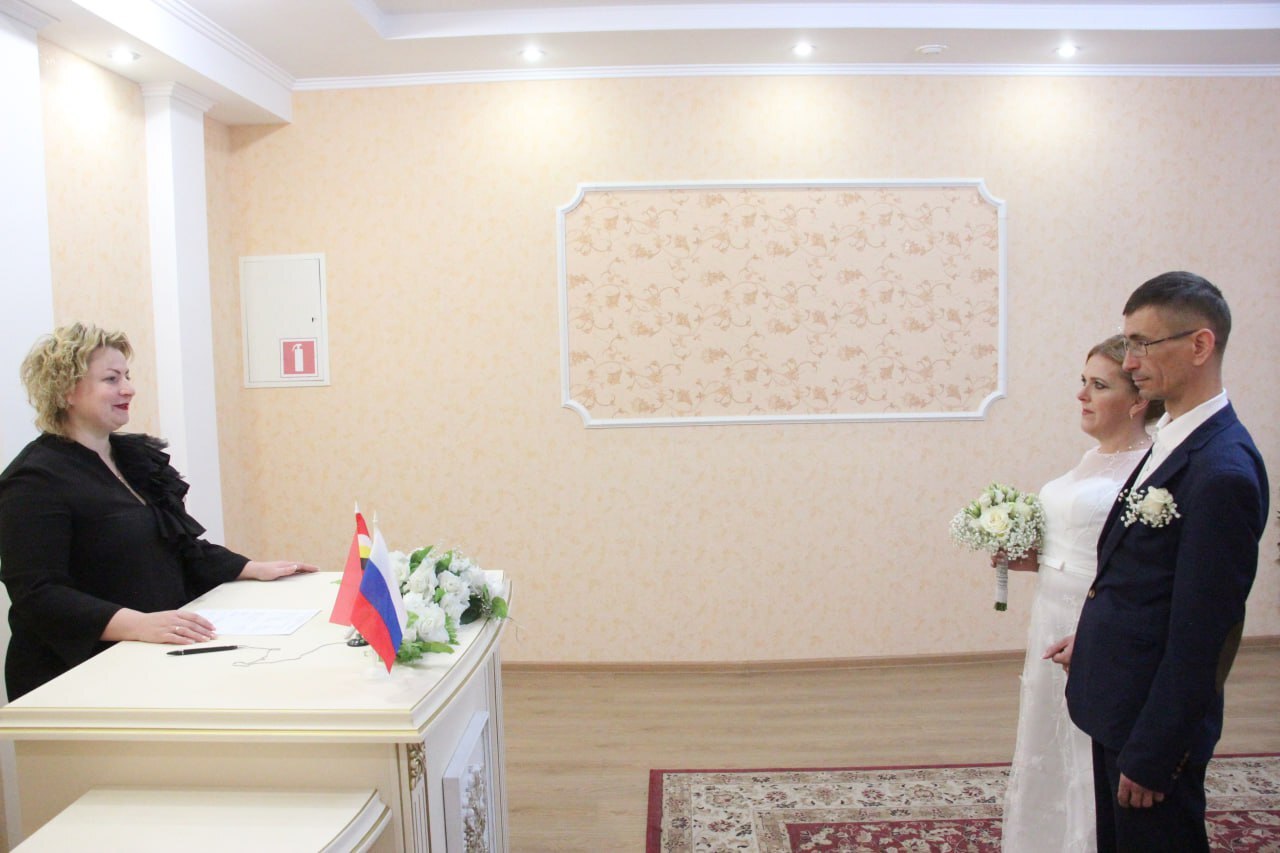 В отделе ЗАГС администрации Фатежского района состоялась торжественная регистрация брака Андрея и Натальи Куликовых из Курского приграничья