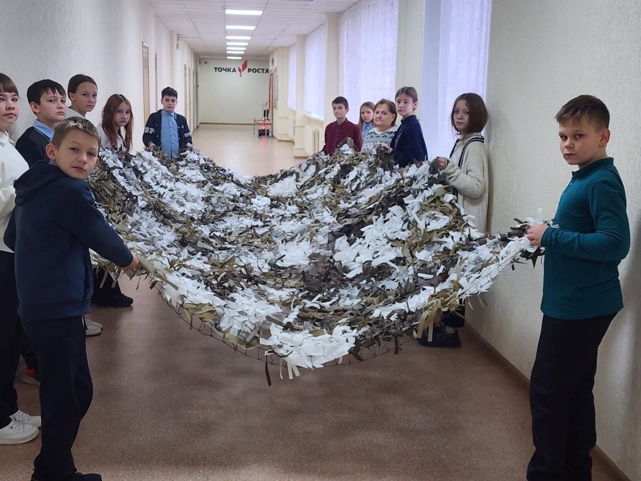 Первые плетут маскировочные сети для наших героев