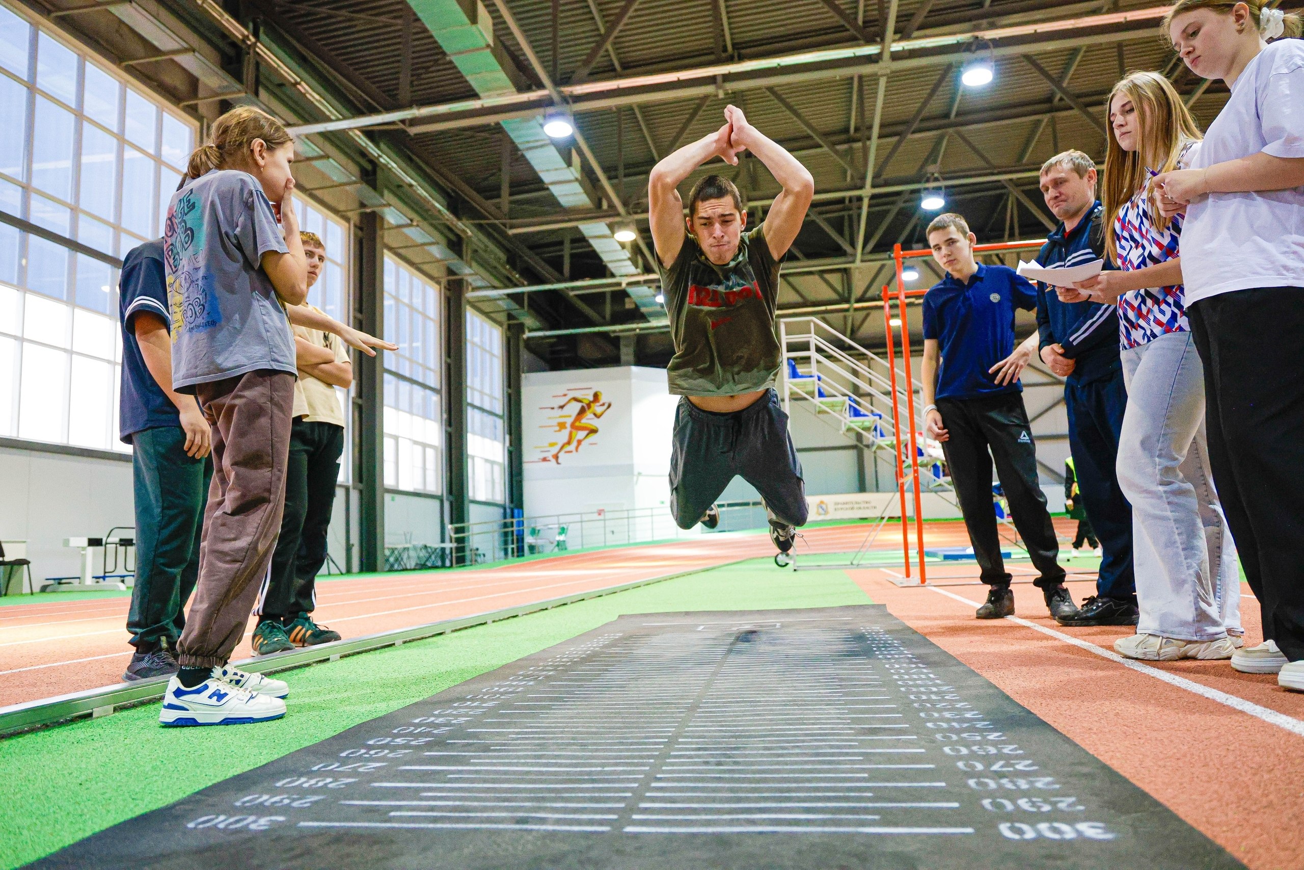 В курском легкоатлетическом манеже состоялся областной фестиваль адаптивных видов спорта «Время спортивных открытий», который объединил почти 200 участников с ограниченными возможностями здоровья
