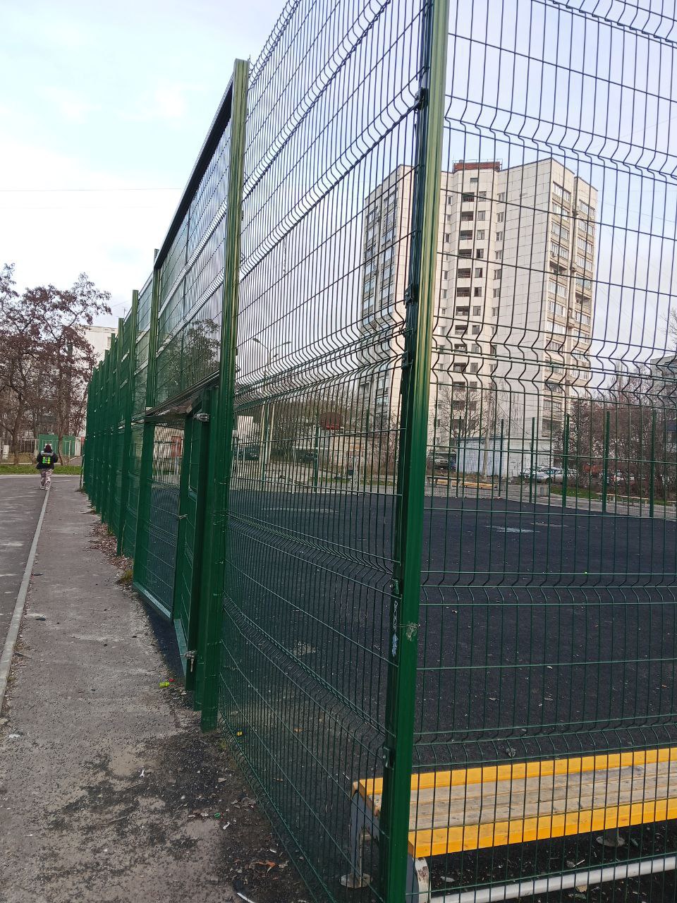 В сквере «Ассоль» специалисты отремонтировали ограждение