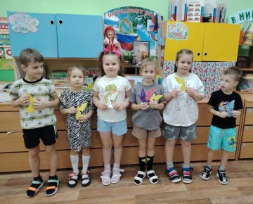 На траву и тропу. И на листьев кучи