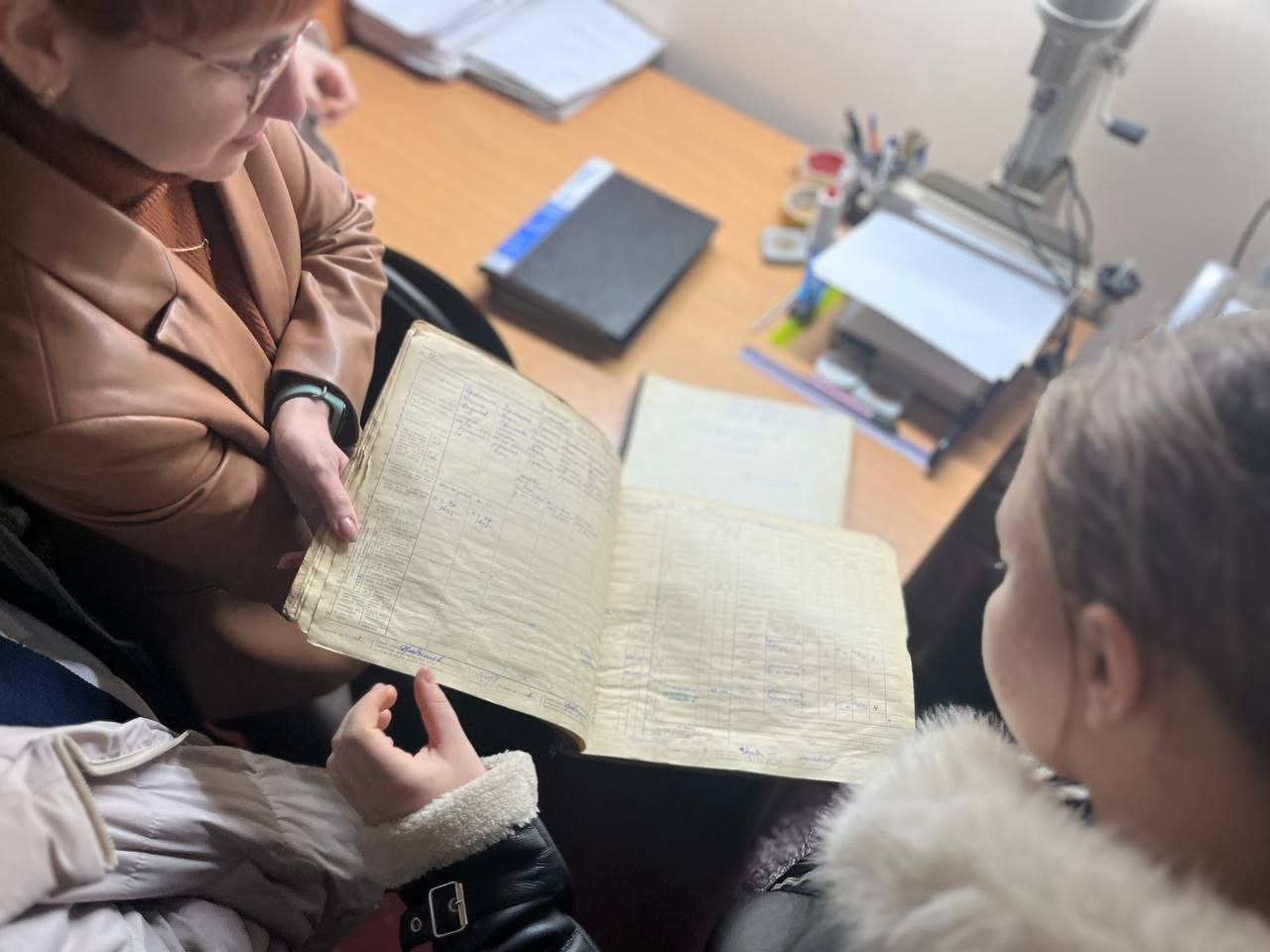 Андрей Амерев: Обучающиеся 6-9 классов МКОУ "Сосновская СОШ им. Я. М. Проскурина", в рамках проекта стажировки учащихся, посетили архивный отдел администрации Горшеченского района, где у них была уникальная возможность... Андрей Амерев: Обучающиеся 6-9 классов МКОУ "Сосновская СОШ им. Я. М. Проскурина", в рамках проекта стажировки учащихся, посетили архивный отдел администрации Горшеченского района, где у них была уникальная возможность...