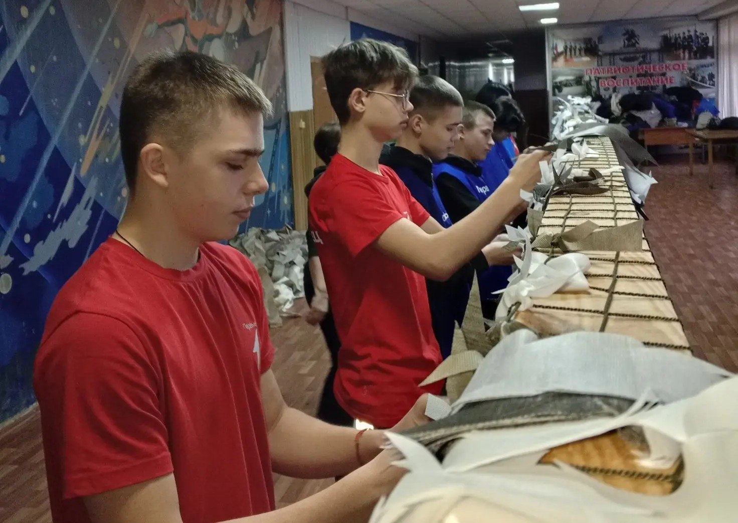 Плетём для СВОих. Тимуровцы первичного отделения Движения Первых Коровяковской школы не остаются в стороне и продолжают плести маскировочные сети Плетём для СВОих. Тимуровцы первичного отделения Движения Первых Коровяковской школы не остаются в стороне и продолжают плести маскировочные сети