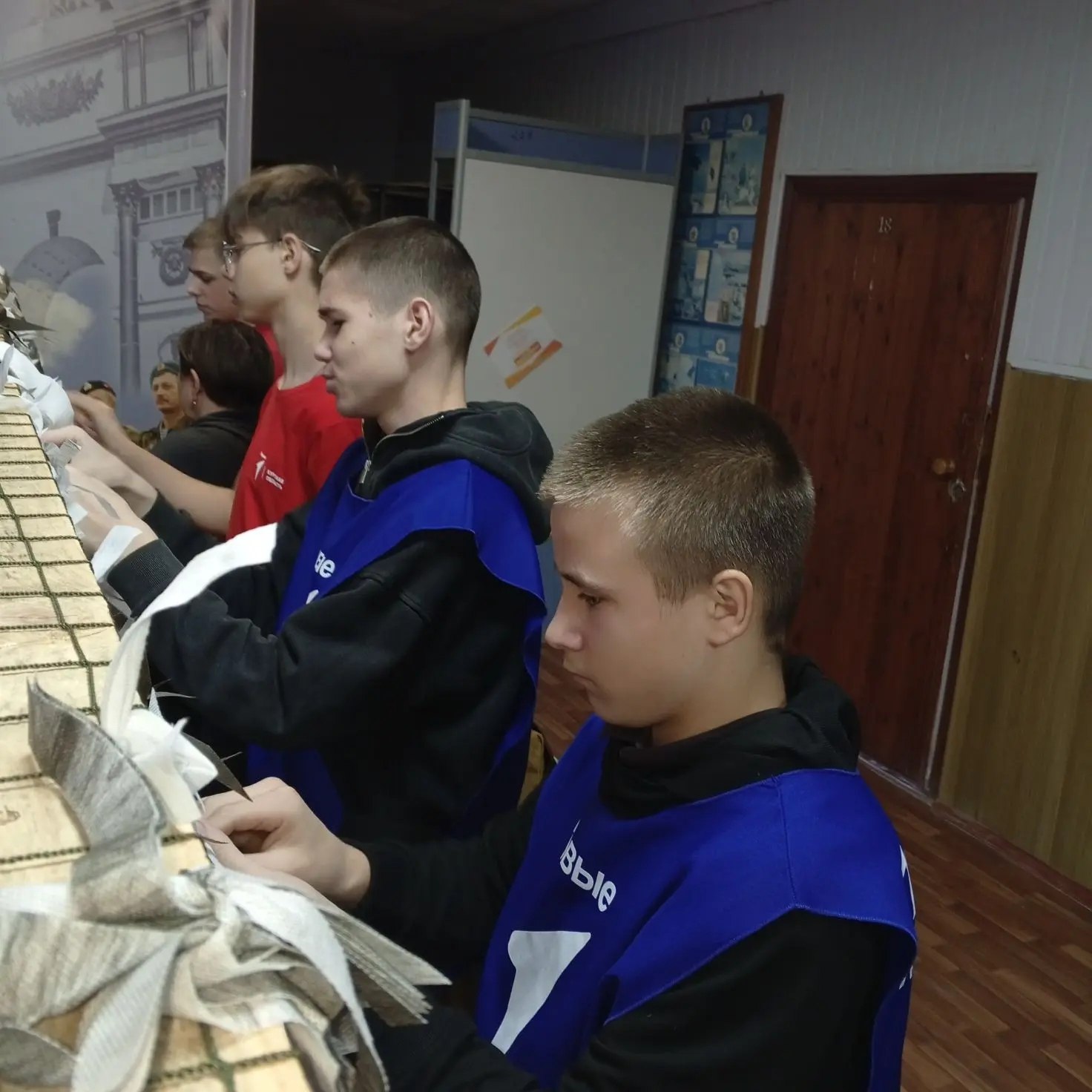 Плетём для СВОих. Тимуровцы первичного отделения Движения Первых Коровяковской школы не остаются в стороне и продолжают плести маскировочные сети Плетём для СВОих. Тимуровцы первичного отделения Движения Первых Коровяковской школы не остаются в стороне и продолжают плести маскировочные сети