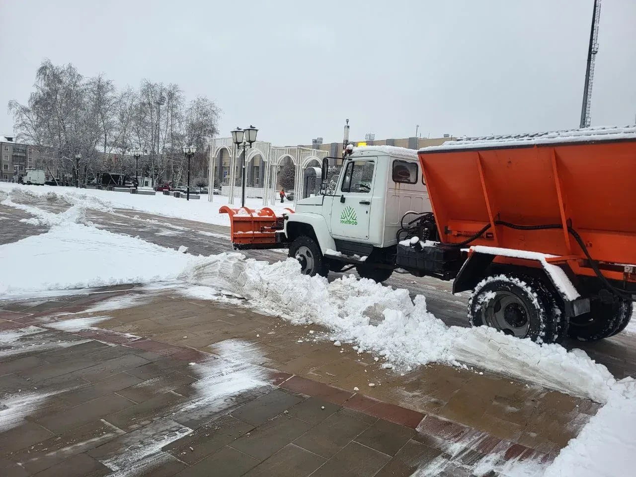 В уборке курских скверов и парков участвуют 13 машин и 30 рабочих В уборке курских скверов и парков участвуют 13 машин и 30 рабочих